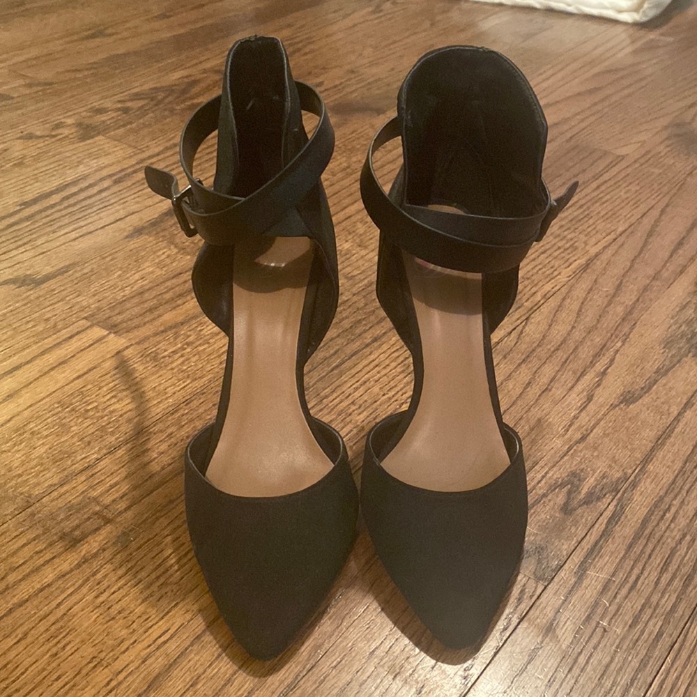 Black pumps